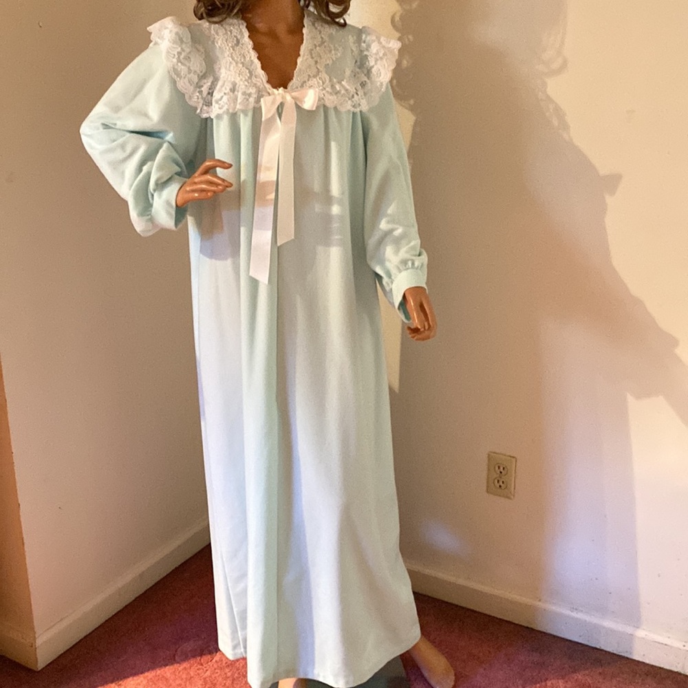 NWOT Vintage Miss Elaine  Aqua robe/gown sz L.